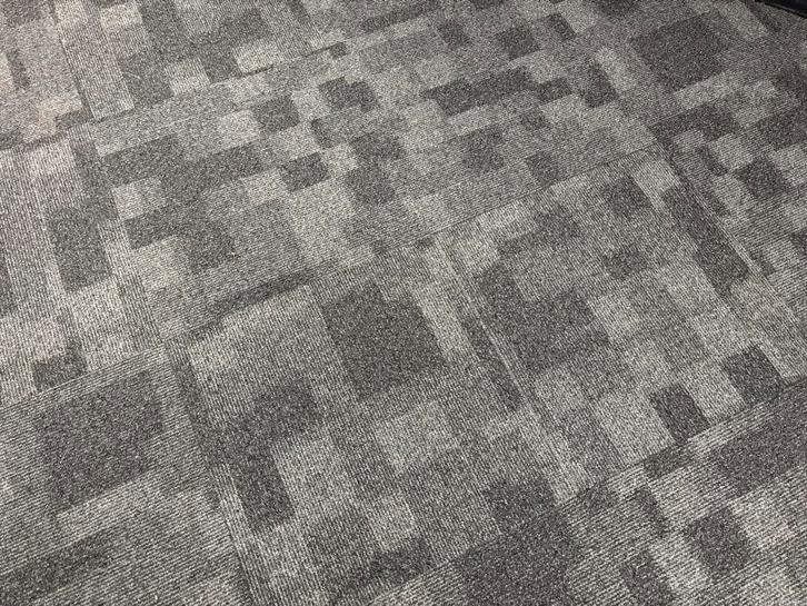 Tapijttegels - 95 stuks (16m2), Huis en Inrichting, Stoffering | Vloerbedekking, Gebruikt, Tapijttegels, Grijs, 10 tot 25 m², Ophalen