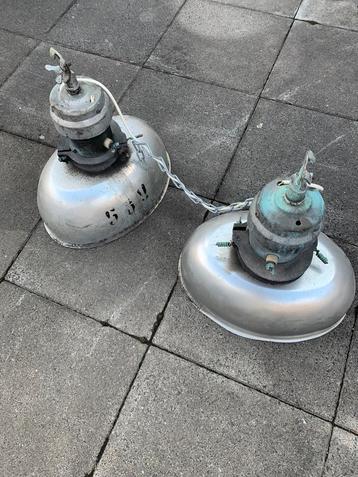 2 grote vintage industriele hanglampen beschikbaar voor biedingen