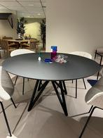 Studio Henk - Tafel Butterfly Quadpod - Zwart - 140 cm, Huis en Inrichting, Tafels | Eettafels, Ophalen, Overige materialen, Nieuw
