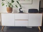 Witte kast met houten accenten scandinavische vintage stijl, Huis en Inrichting, Kasten | Dressoirs, Gebruikt, Overige materialen
