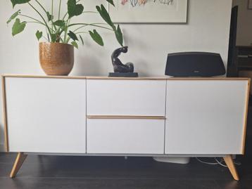Witte kast met houten accenten scandinavische vintage stijl