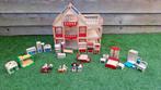 Houten poppenhuis met buigpoppetjes en meubels, Ophalen, Gebruikt