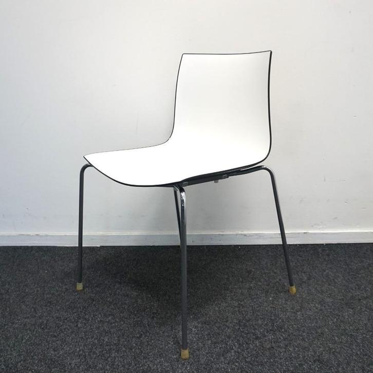 Arper Catifa 46 Design Stoelen | Wit / Zwart | Kunststof, Huis en Inrichting, Stoelen, Gebruikt, Eén, Kunststof, Metaal, Stof