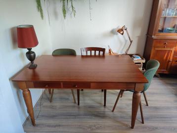 Massief houten eettafel uitschuifbaar beschikbaar voor biedingen