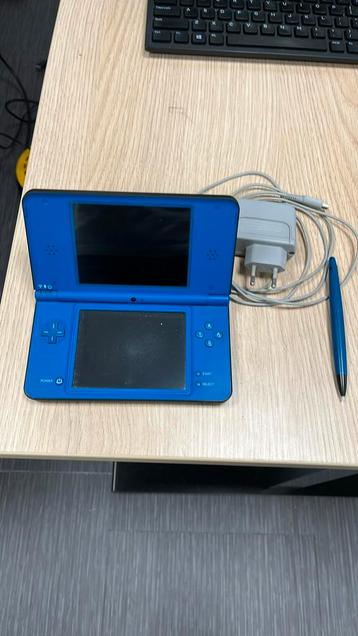 Nintendo Dsi XL. Zwart/blauw beschikbaar voor biedingen