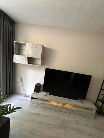 Industrieel tv-meubel + hangkast betonlook (200x35 & 90x65) beschikbaar voor biedingen