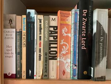 Enkele boekenplanken met ROMANS beschikbaar voor biedingen