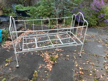 Ledikant antiek kinderbed / brocante vintage bed beschikbaar voor biedingen