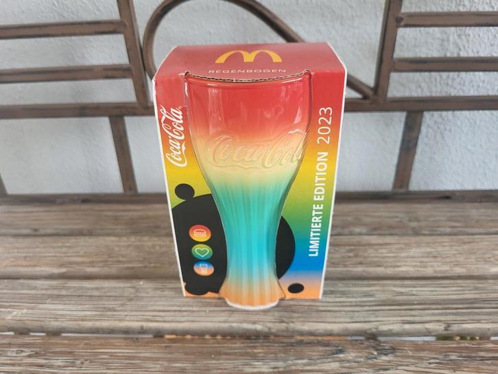 McDonald's Coca-Cola Regenboog Glas 2023, Verzamelen, Glas en Borrelglaasjes, Nieuw, Frisdrankglas, Ophalen