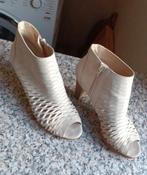 Ecru hakken, Kleding | Dames, Schoenen, Ophalen of Verzenden, Zo goed als nieuw, Beige