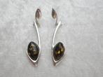 Mooie Artistieke Zilveren Oorstekers met donkere Barnsteen, Verzenden, Zilver, Oorbellen, Met edelsteen
