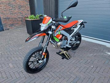 Aprilia SX 50 Factory 2021 NIEUW STAAT! WEINIG KILOMETERS beschikbaar voor biedingen