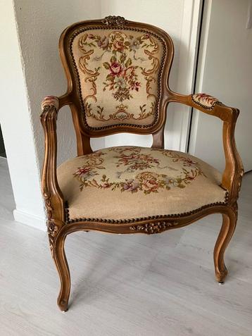 Antiek fauteuil- geborduurde bekleding beschikbaar voor biedingen