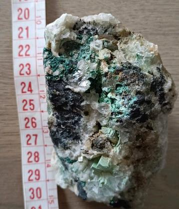 Fluoriet op malachiet/chrysocolla bijzonder stuk! beschikbaar voor biedingen