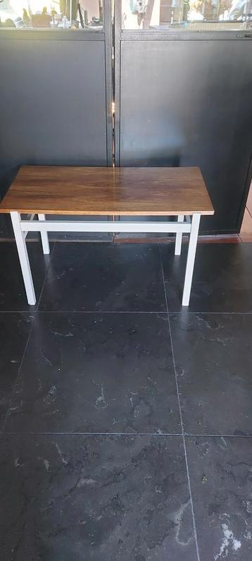 Vintage Salontafel met Wit Onderstel beschikbaar voor biedingen