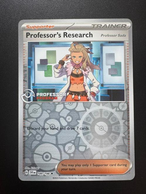 Professor's Research - Mint - Professor Sada (PPP SVI 189), Hobby en Vrije tijd, Verzamelkaartspellen | Pokémon, Nieuw, Losse kaart