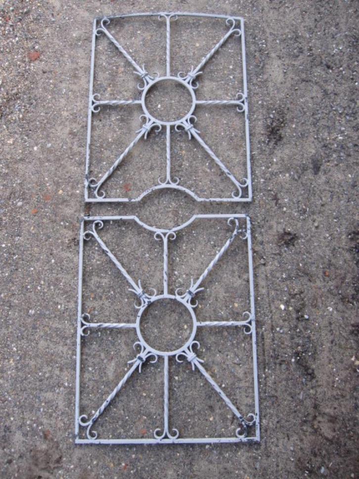 54,5x68,5 en 71,5 cm IJzeren deurrooster in twee delen, Antiek en Kunst, Curiosa en Brocante, Ophalen