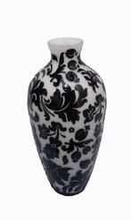 Vaas in een wit gesatineerde body en zwart glanzend decor., Huis en Inrichting, Woonaccessoires | Vazen, Minder dan 50 cm, Glas