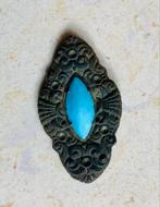 Oude broche, blik en glas, bodemvondst., Ophalen of Verzenden, Gebruikt