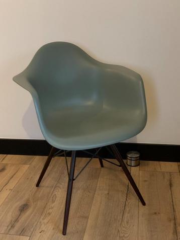 1x Vitra DAW (Moss Grey, bruin esdoorn, nieuwe hoogte) beschikbaar voor biedingen