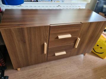 Nieuwe lage kast met lades