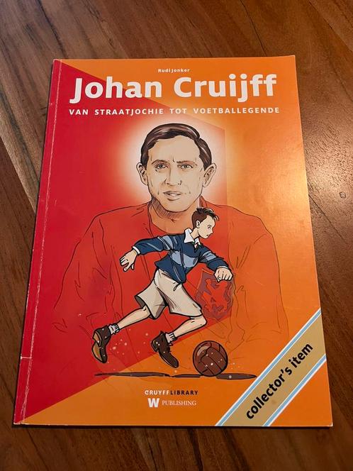 JOHAN CRUIJFF VAN STRAATJOCHIE TOT VOETBALLEGENDE, Boeken, Stripboeken, Zo goed als nieuw, Eén stripboek, Ophalen of Verzenden