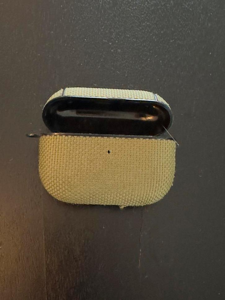 Airpods pro (2) hoesje - (donker)groen, Telecommunicatie, Mobiele telefoons | Hoesjes en Frontjes | Apple iPhone, Zo goed als nieuw