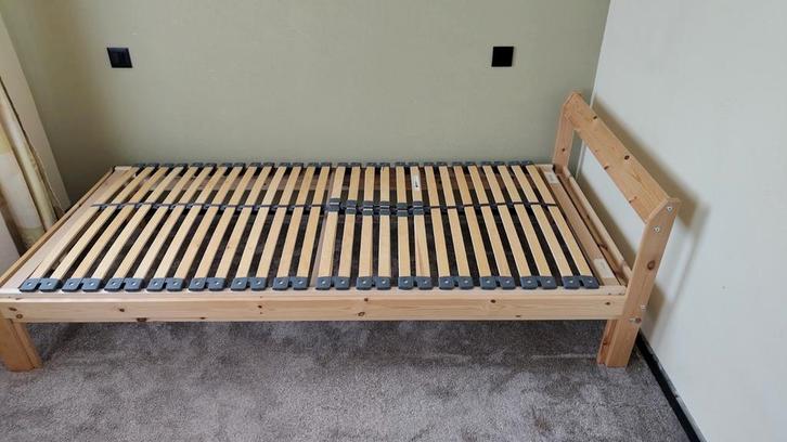 Houten Ikea bed met verstelbare Beter Bed lattenbodem., Huis en Inrichting, Slaapkamer | Bedden, Gebruikt, Eenpersoons, 90 cm