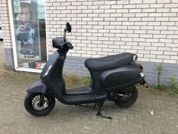 HERFSTKRAKERS:VESPA LOOK AGM RIVA SNORBROM GRIJS BJ2023 9000 beschikbaar voor biedingen