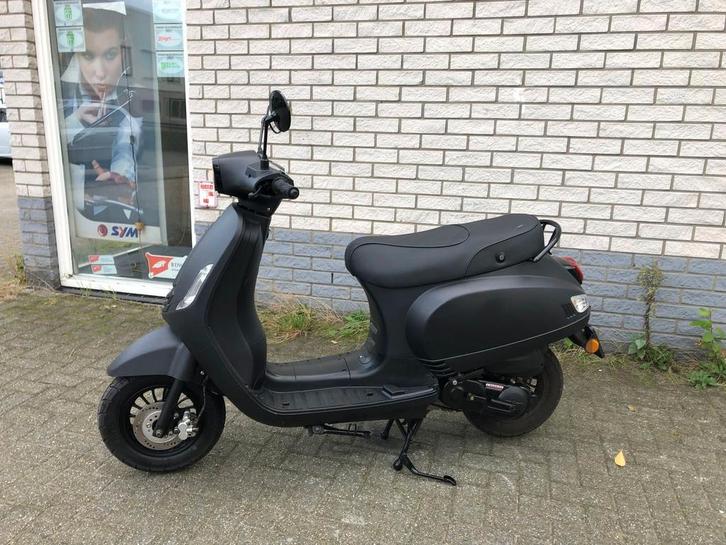 HERFSTKRAKERS:VESPA LOOK AGM RIVA SNORBROM GRIJS BJ2023 9000, Fietsen en Brommers, Brommers | Tuning en Styling