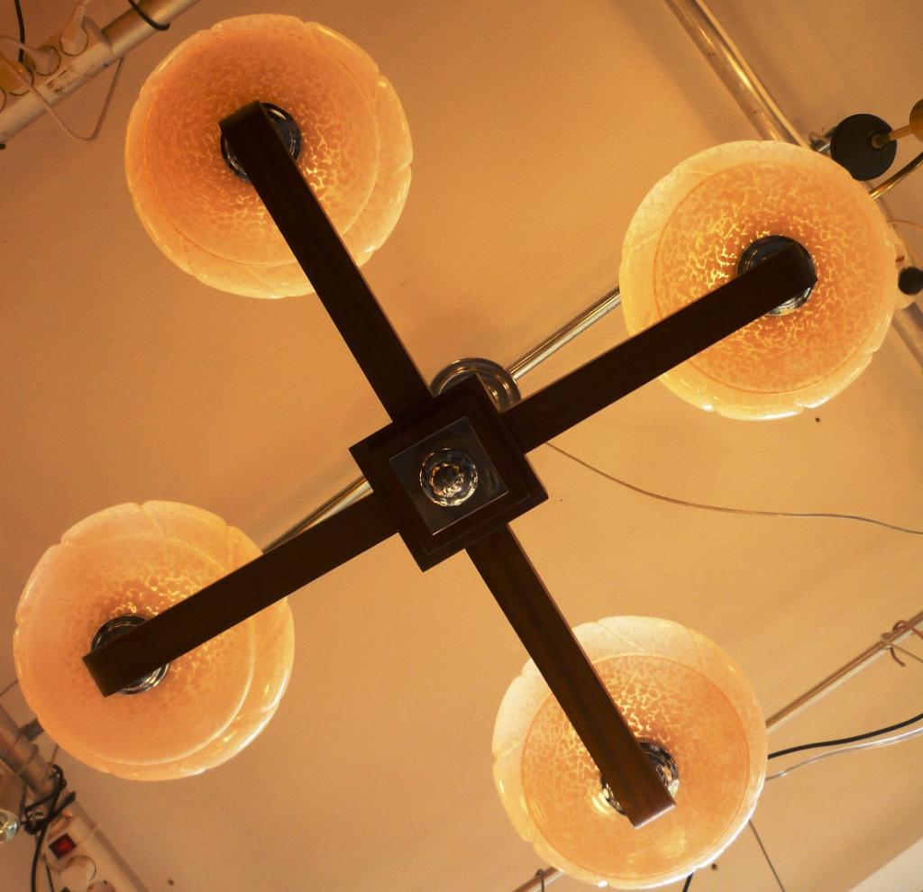 Art Deco hanglamp met 4 roze gemarmerde kappen ca 1920., Ophalen of Verzenden