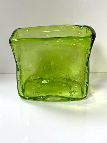 Handgeblazen groene vaas met bubbles beschikbaar voor biedingen