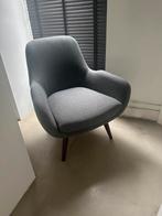 Grijze fauteuil met bruine poten, Ophalen, Zo goed als nieuw, 50 tot 75 cm