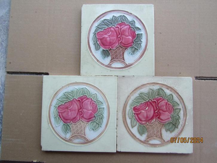 3 leuke antieke bloemtegels in relief., Antiek en Kunst, Antiek | Wandborden en Tegels, Ophalen of Verzenden
