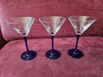 # 3 Luminarc Oceane Saphir Martini Cocktailglas op blauwe vo beschikbaar voor biedingen