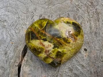 Geagatiseerd groene opaal hart beschikbaar voor biedingen