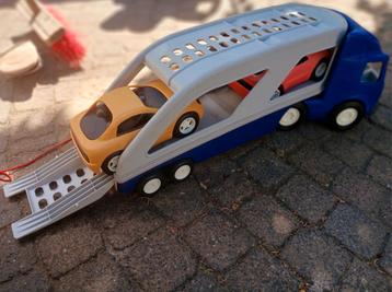 Speelvrachtwagen met twee auto's. beschikbaar voor biedingen