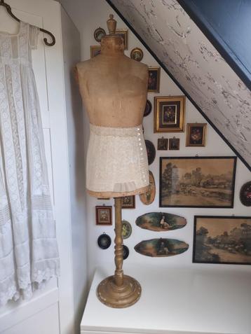 Oude zijde mannequin paspop buste inclusief corset 