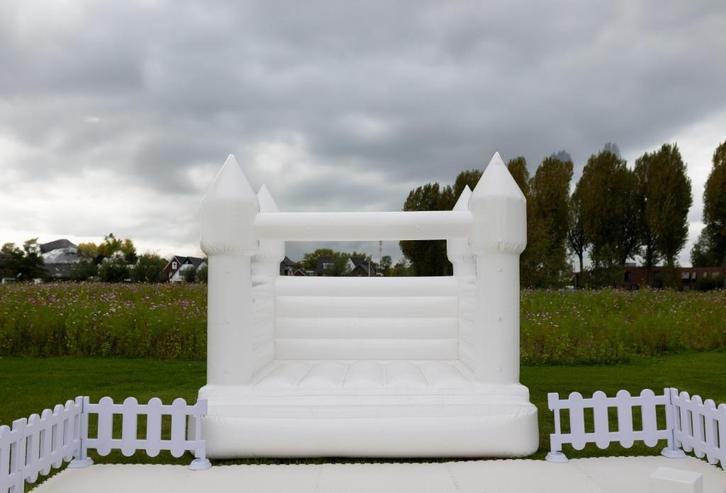 Prachtig witte springkussen Te Koop! Weg = Weg!, Hobby en Vrije tijd, Feestartikelen | Verhuur, Nieuw, Verjaardag, Ophalen