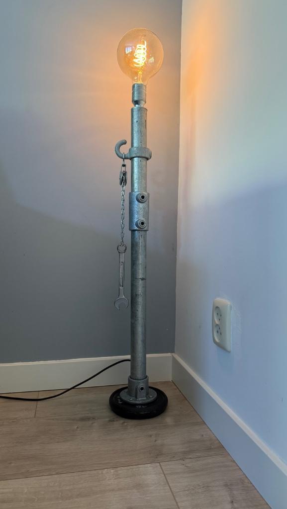 Vloerlamp industrieel steigerbuis, Huis en Inrichting, Lampen | Vloerlampen, Zo goed als nieuw, Minder dan 100 cm, Metaal, Ophalen