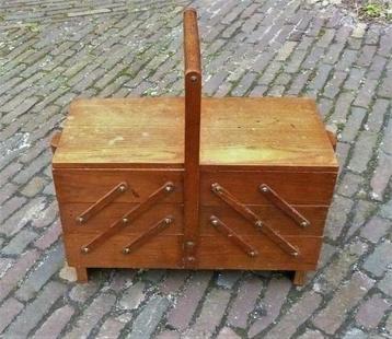 Oude houten vintage naaibox beschikbaar voor biedingen