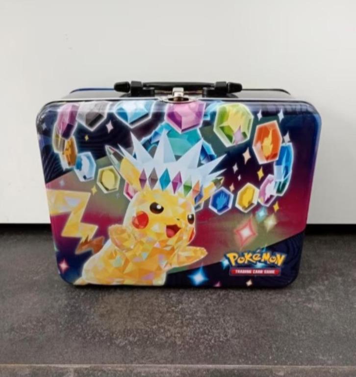 Pikachu tin met 250 Pokemon kaarten, Hobby en Vrije tijd, Verzamelkaartspellen | Pokémon, Zo goed als nieuw, Meerdere kaarten