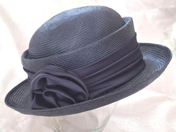 Dameshoed donker blauw voor de zomer beschikbaar voor biedingen