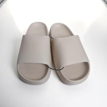 Heren slippers effen beige 40 beschikbaar voor biedingen