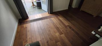 Prachtige massief eiken vloer 29 m² + plinten & convectorput beschikbaar voor biedingen