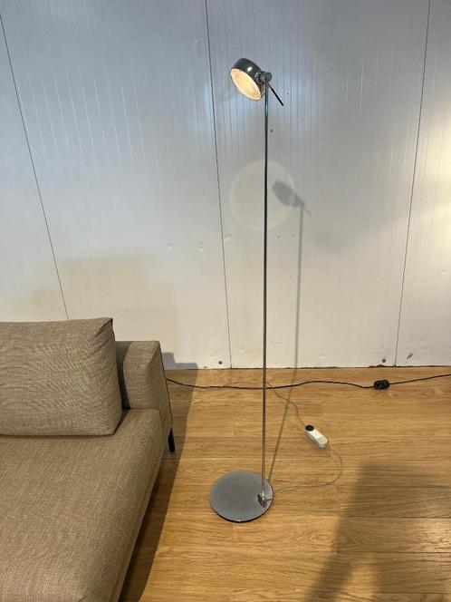 Occhio Sento E LED Vloerlamp – NP: €1.851 / Zilver, Huis en Inrichting, Lampen | Vloerlampen, Zo goed als nieuw, 150 tot 200 cm