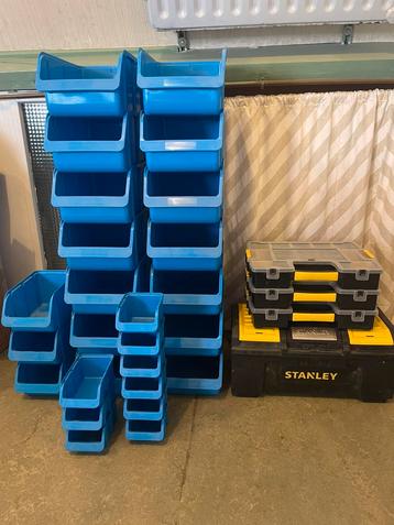 26x Magazijnbakken, 3x Stanley organizers, gereedschapskist beschikbaar voor biedingen