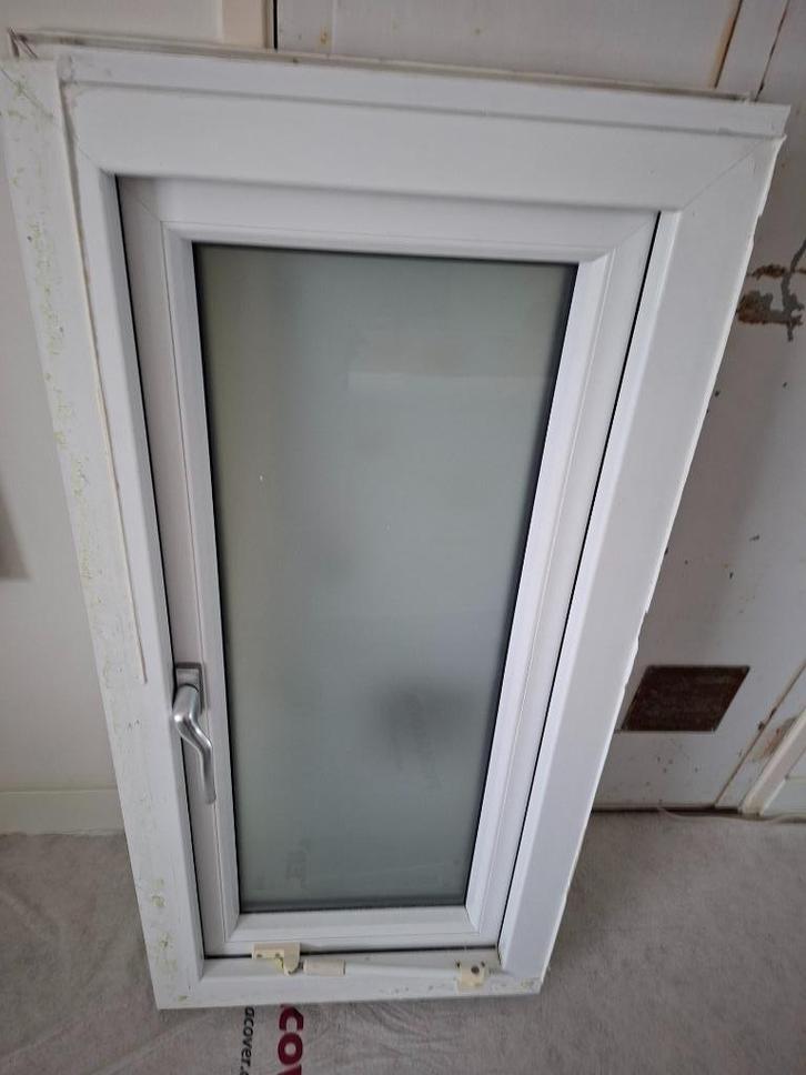 kunststof raam met raam naar buiten draaiend wit, Doe-het-zelf en Verbouw, Glas en Ramen, Gebruikt, Gevelraam of Ruit, 80 tot 120 cm