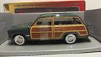 Ford 1949 Woody Wagon groen Motor City Classics 1:18 KRD, Hobby en Vrije tijd, Modelauto's | 1:18, Ophalen of Verzenden, Zo goed als nieuw