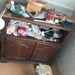 Kasten en klokken en krukje en krantenbal antiek, Ophalen